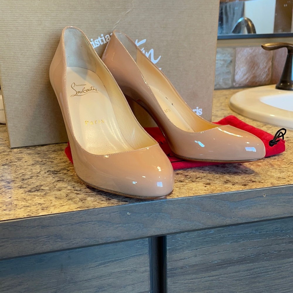 Christian louboutin patent leather pumps nude, new never worn.